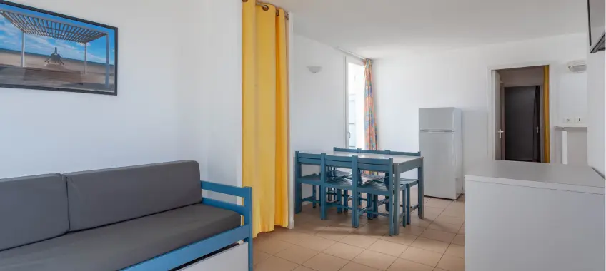 Vue de l’intérieur d’un hébergement du Village vacances Rives des Corbières dans l’Aude