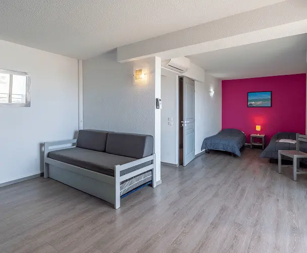 Vue intérieure des appartements du bâtiment principal, en location au village Vacances Rives des Corbières à Port-Leucate dans l’Aude