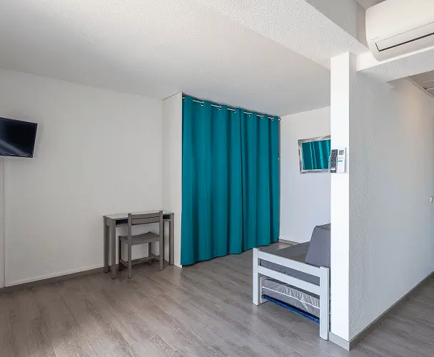 Coin TV : appartements du bâtiment principal, en location au village Vacances Rives des Corbières à Port-Leucate dans l’Aude