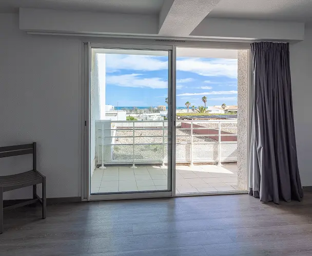 Vue du Balcon avec vue sur la mer : appartements du bâtiment principal, en location au village Vacances Rives des Corbières à Port-Leucate dans l’Aude