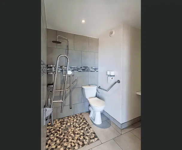 Salle d’eau pour PMR : appartements du bâtiment principal, en location au village Vacances Rives des Corbières à Port-Leucate dans l’Aude