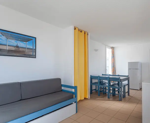 Vue de la cuisine du gîte en location au village Vacances Rives des Corbières à Port-Leucate dans l’Aude