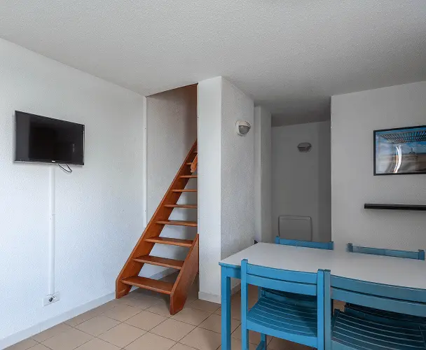 Coin repas et TV du gîte en location au village Vacances Rives des Corbières à Port-Leucate dans l’Aude