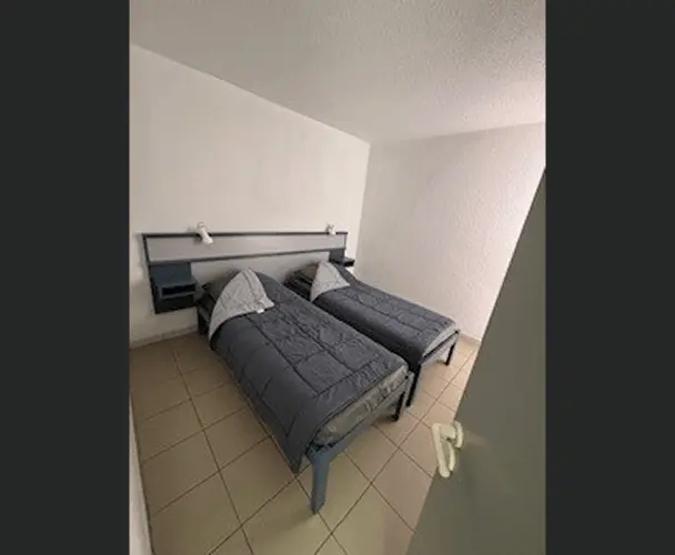 Chambre avec 2 lits une place du gîte en location au village Vacances Rives des Corbières à Port-Leucate dans l’Aude