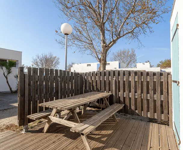 Mobilier extérieur des hameaux en location au village Vacances Rives des Corbières à Port-Leucate dans l’Aude