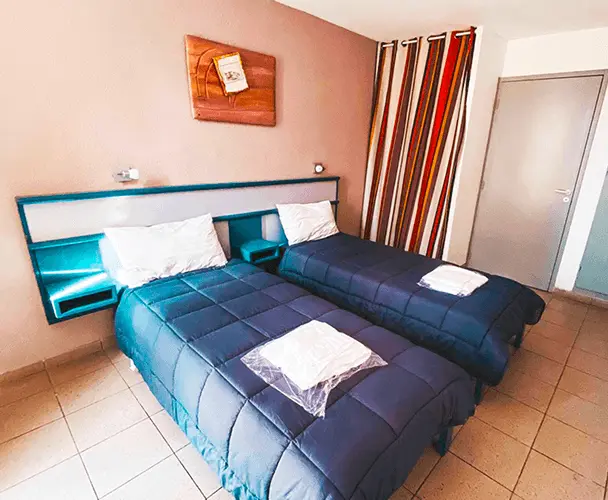 Chambre avec lits deux places : hameaux en location au village Vacances Rives des Corbières à Port-Leucate dans l’Aude