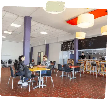 La salle du restaurant pour groupes du village de vacances Rives des Corbières à Port Leucate.