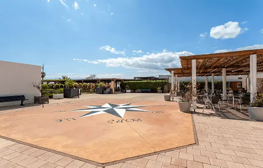 La place du village Rives des Corbières, location vacances à Port-Leucate dans l’Aude